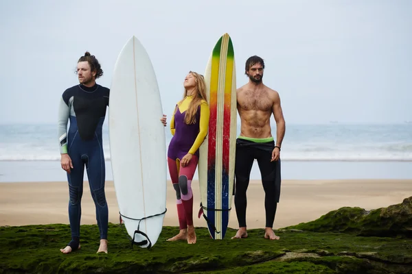 Surfers guys standing on the beach — Stock Photo, Image