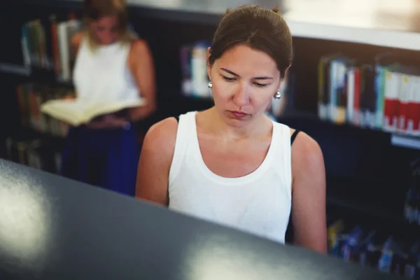 Asiática mujer búsqueda libro — Foto de Stock