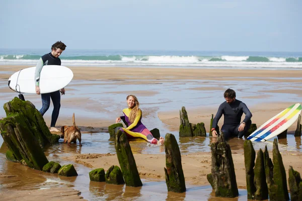 Szörfös srácok pihentető a strandon, miután munkamenet surf — Stock Fotó