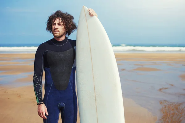 Surfer steht gegen den Ozean — Stockfoto