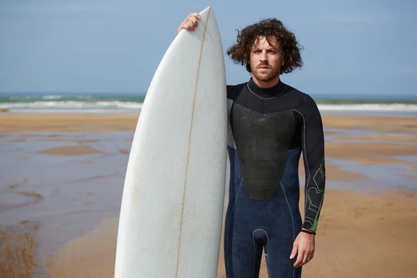 Männlicher Surfer posiert am Strand — Stockfoto