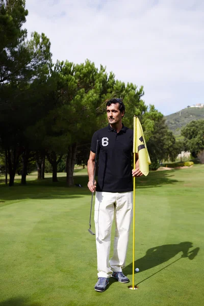 Uomo che gioca a golf in bella giornata estiva — Foto Stock