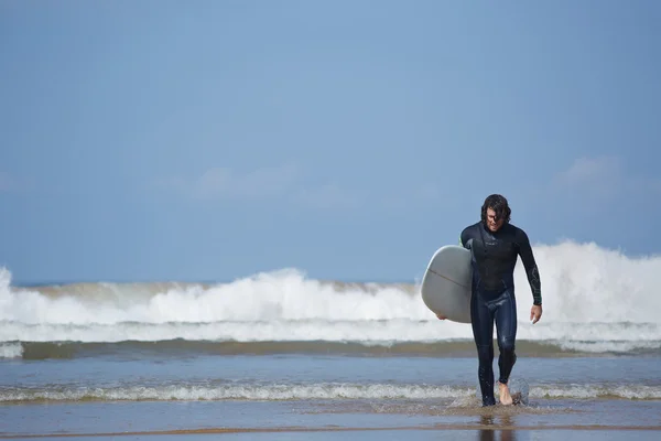 Человек с доской для серфинга — стоковое фото
