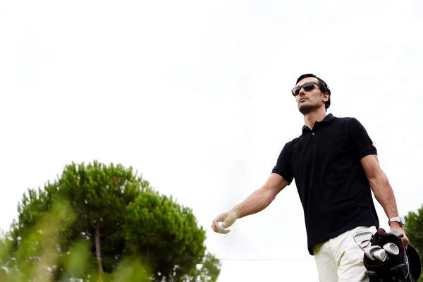 Jogador de golfe caminhando para o próximo buraco — Fotografia de Stock