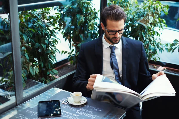 Όμορφος επιχειρηματίας που διαβάζει εφημερίδα — Φωτογραφία Αρχείου