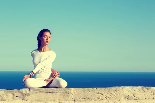 Güneşli bir günde pratik Yoga kadın — Stok fotoğraf