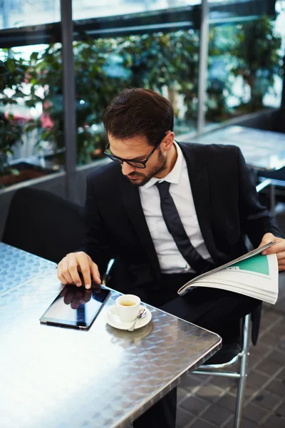 Uomo d'affari seduto in una caffetteria — Foto Stock