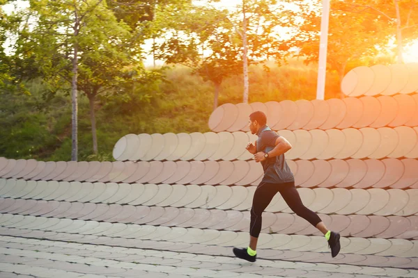 Hombre de deportes corriendo a lo largo de hermosa pared — Foto de Stock