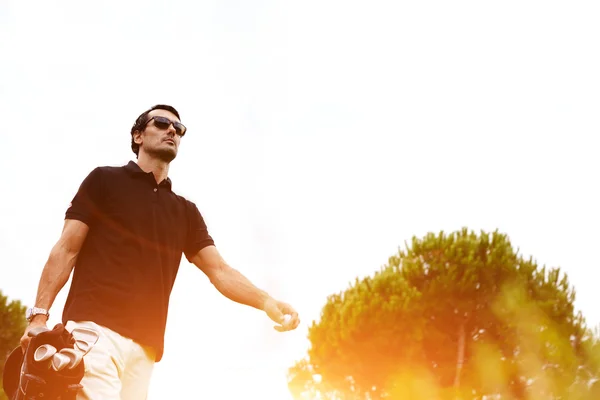 Professional golf player walking — Stock Photo, Image