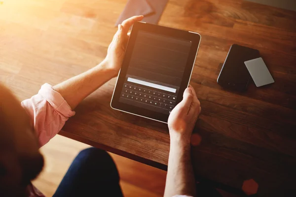 Les mains de l'homme utilisant une tablette numérique — Photo