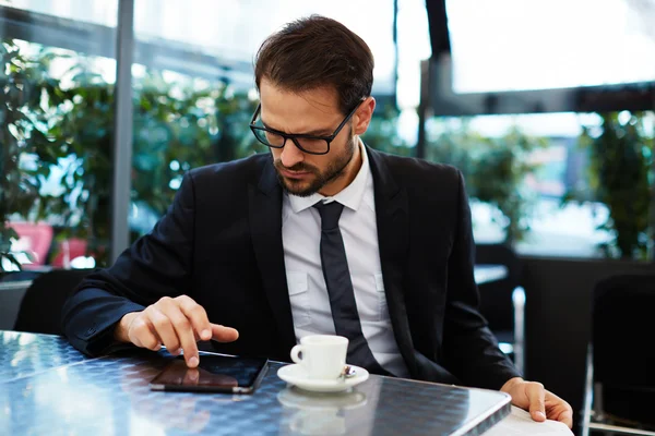 Affärsman med hjälp av en digital tablet — Stockfoto