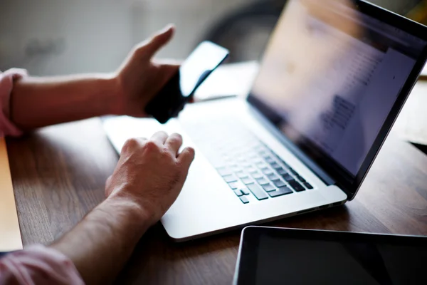 Las manos del hombre usando el teléfono inteligente — Foto de Stock