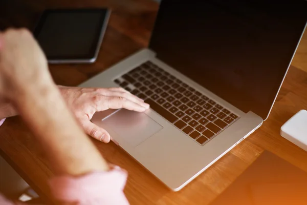 Mains masculines sur le clavier d'ordinateur — Photo