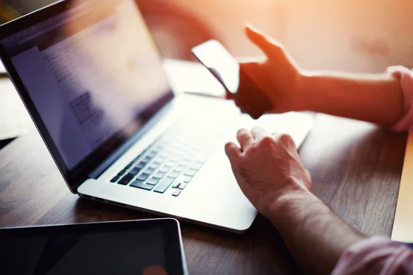 Männerhände mit Smartphone — Stockfoto