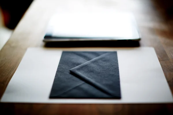 Черный конверт и цифровой планшет — стоковое фото