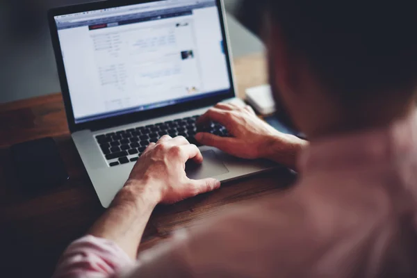 Homem trabalhando em seu laptop — Fotografia de Stock