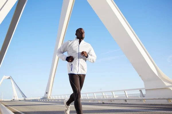 Sportovní člověka těší běh venku — Stock fotografie