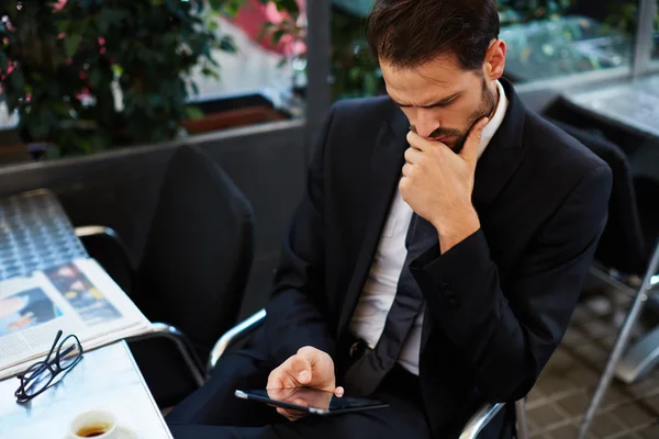 Businessman working at a coffee shop — Stock Photo, Image