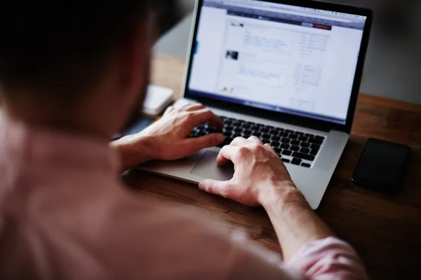 As mãos do homem usando um laptop em casa — Fotografia de Stock