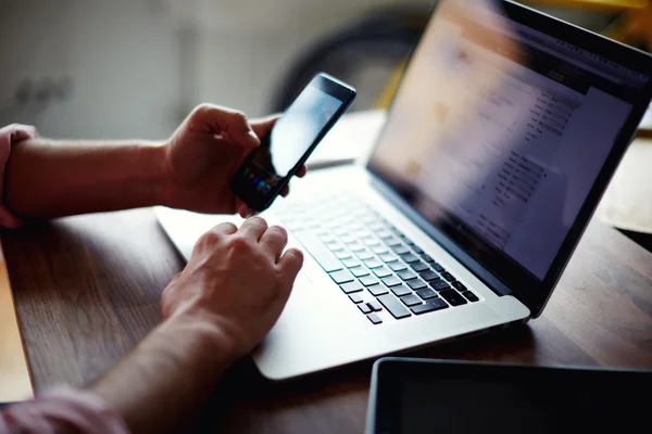 Las manos del hombre usando el teléfono inteligente — Foto de Stock