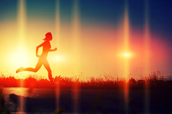 Mujer corriendo por el hermoso camino —  Fotos de Stock