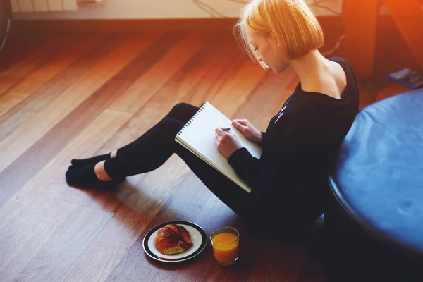 Woman writing in the note pad — Stock Photo, Image