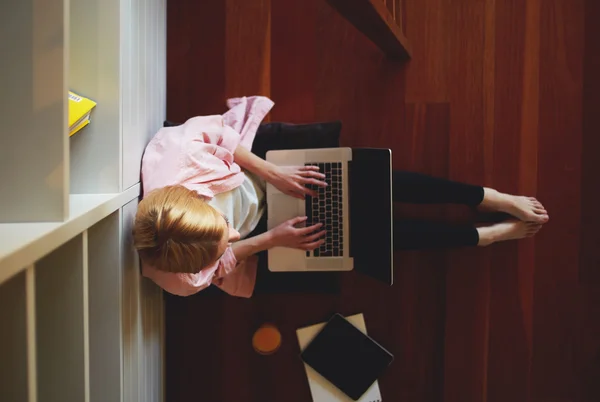 Freelancer mujer ocupada trabajando — Foto de Stock