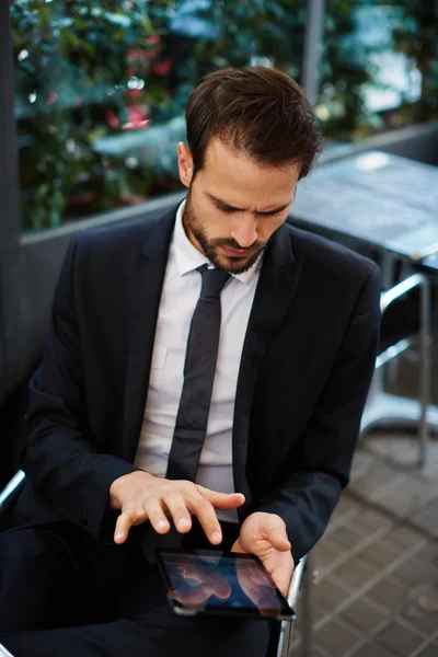 Zakenman aan digitale Tablet PC-scherm te raken — Stockfoto