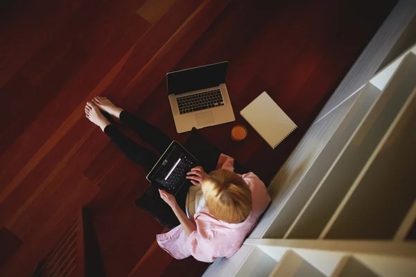 Freelancer feminino ocupado trabalhando — Fotografia de Stock