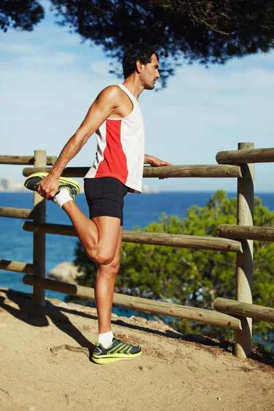 Hombre estirando sus piernas — Foto de Stock