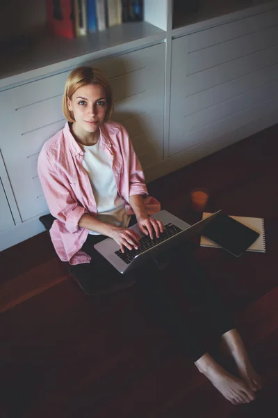 Kvinnlig frilansare upptagen med att arbeta — Stockfoto