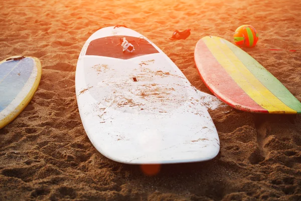 Surfboards lying on the beach — Stock Photo, Image