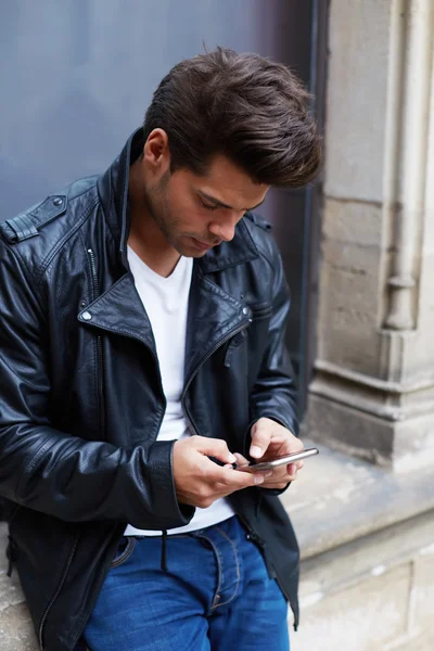 Hombre usando el teléfono inteligente ocupado — Foto de Stock