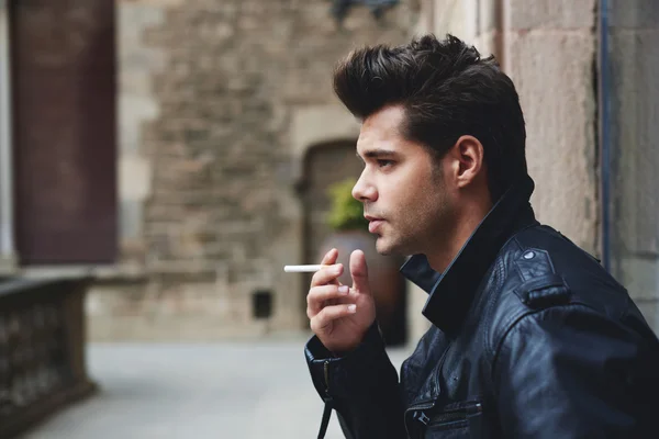 Homem fumando o cigarro — Fotografia de Stock