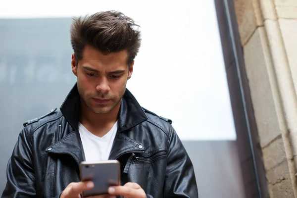 Людина використовує зайнятий смартфон — стокове фото
