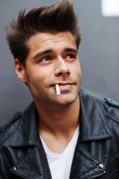 Homme avec cigarette dans la bouche — Photo