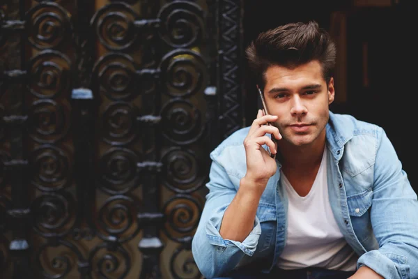 Homem falando em seu telefone inteligente — Fotografia de Stock