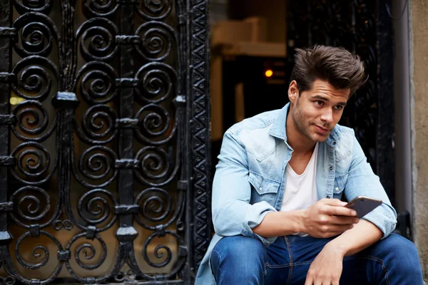 Man sending a text message — Stock Photo, Image