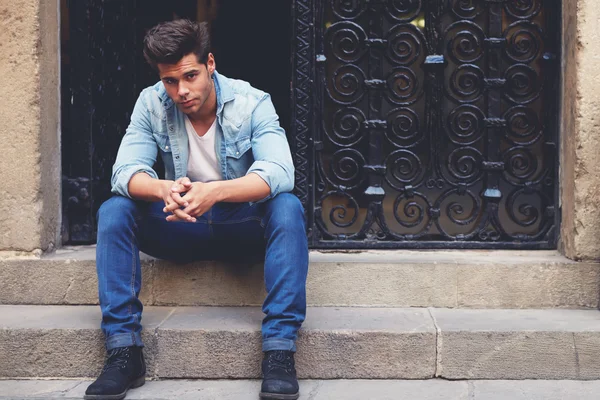 Homme assis sur un escalier — Photo