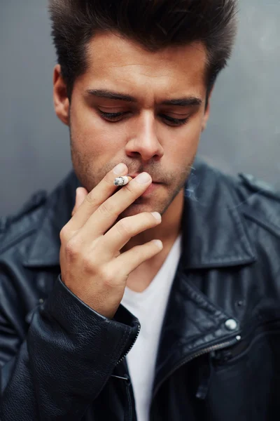 Homme avec cigarette dans la bouche — Photo