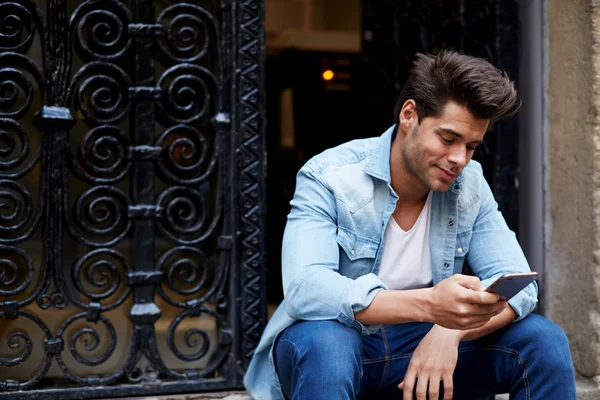 Hombre enviando un mensaje de texto — Foto de Stock