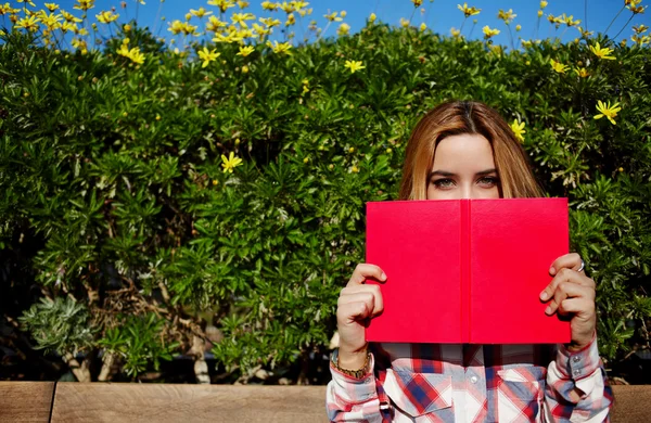 Femme avec livre rose — Photo