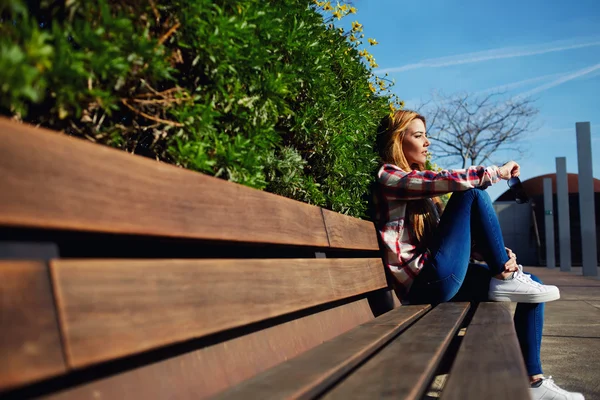 Mujer en el banco disfrutando de la naturaleza — Foto de Stock