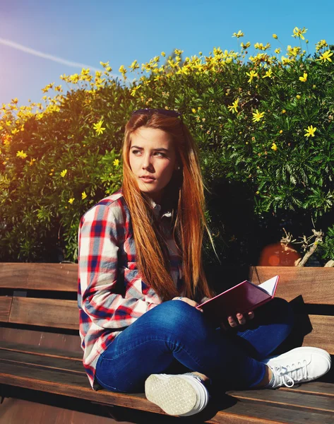 Menina relaxante no parque da primavera — Fotografia de Stock