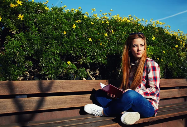 Menina relaxante no parque da primavera — Fotografia de Stock