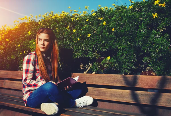 Girl relaxing in the spring park — Stock Photo, Image