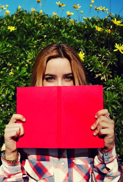 Junge Frau mit rosa Buch — Stockfoto
