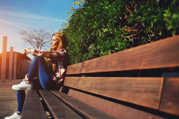 Mujer en el banco disfrutando de la naturaleza — Foto de Stock