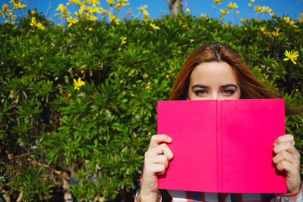 Pembe kitap olan kadın — Stok fotoğraf