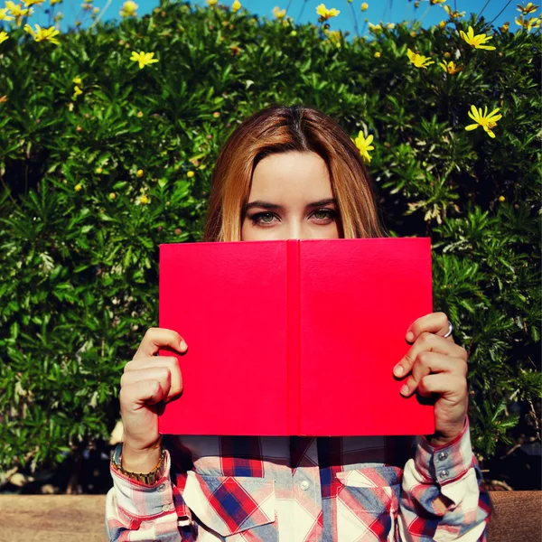 Mujer joven con libro rosa — Foto de Stock